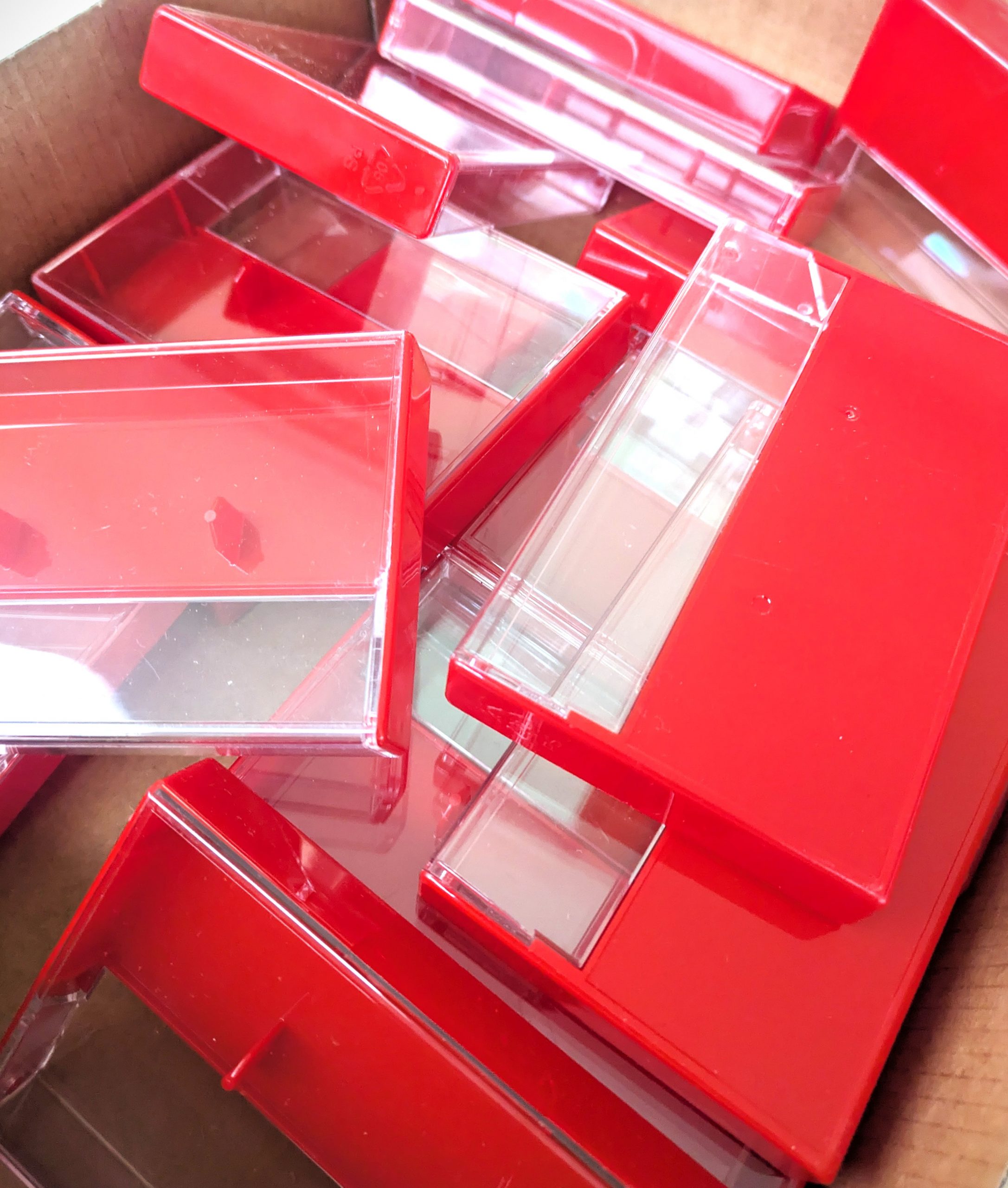 Sonderposten - Snapbox/ Norelco-Box Rot mit Pin